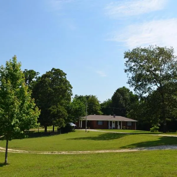 Country Home by Natchez Trace's State Forest, hotel Westport városában