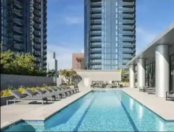 Chic 3-bed Apt with Pool & Hot Tub in Heart of DTLA