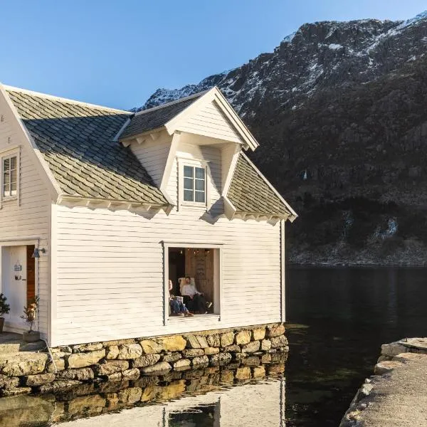 Exclusive fjord getaway with sauna, hotell i Leirgulen