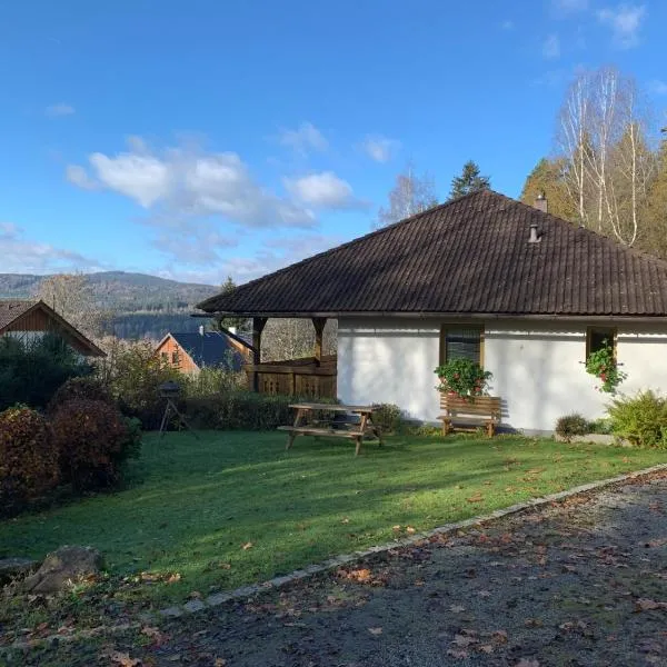 Apartmány Šumava Boubín, hótel í Zátoň