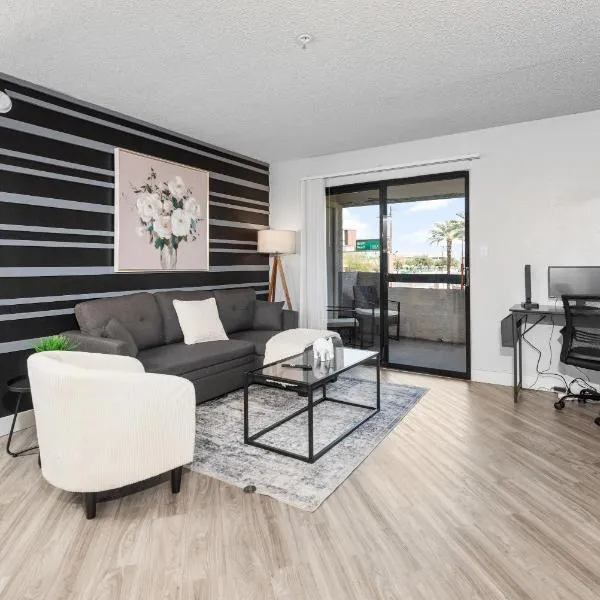 Chill 2BR Near ASU, Pool, Grill, Parking,Pet Frndly, hotel in Tempe