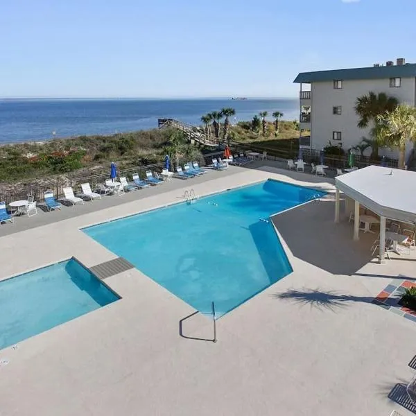 BEACHSIDE CONDO-WATER AND POOL VIEW Top Floor, hotel a Tybee Island