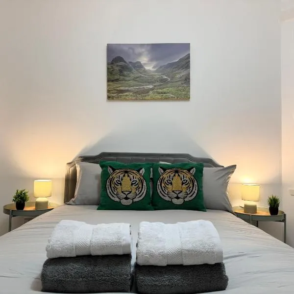 Cozy Central Apartment at Prime Location with Free Private Parking, hotel v destinaci Edinburgh