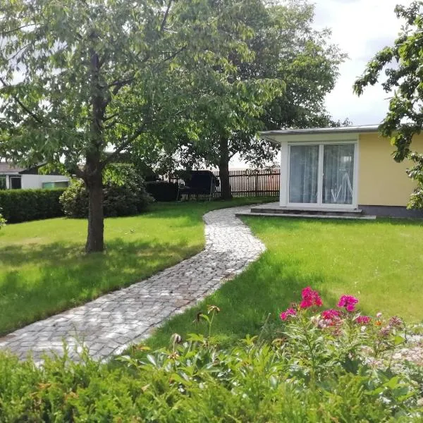 Kleiner Bungalow im Grünen, hotel en Radeberg