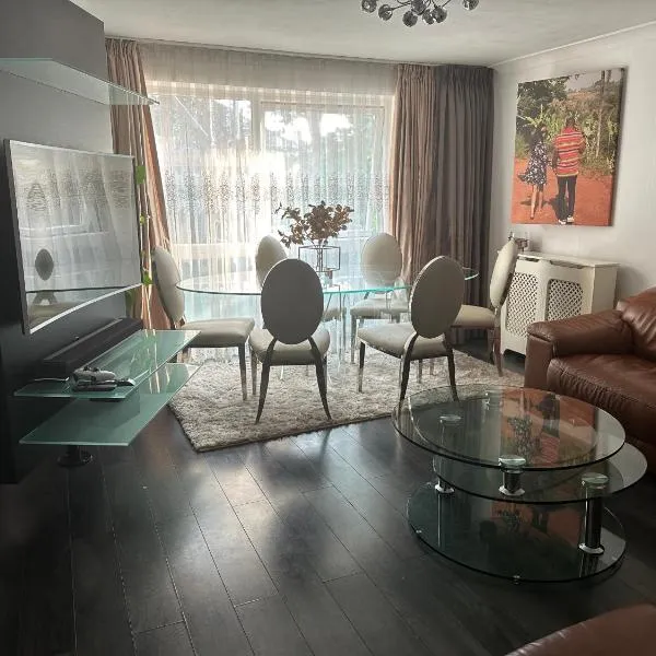 Charming Flat in North London, hotel in Edmonton