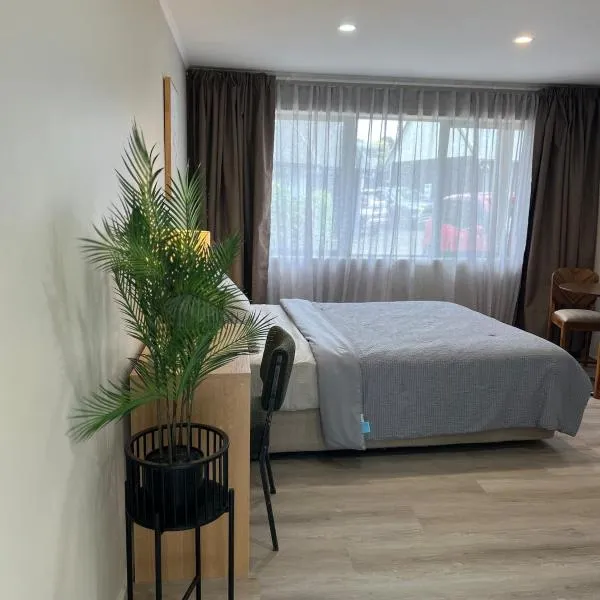 Cozy Ensuite Room with Amenities & Private Entrance, hotel in Auckland