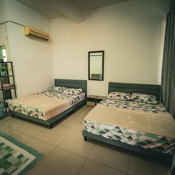 MKB Homestay - Landed Studio room with 2 Queen bed and Free gated Parking, hotel in Shah Alam