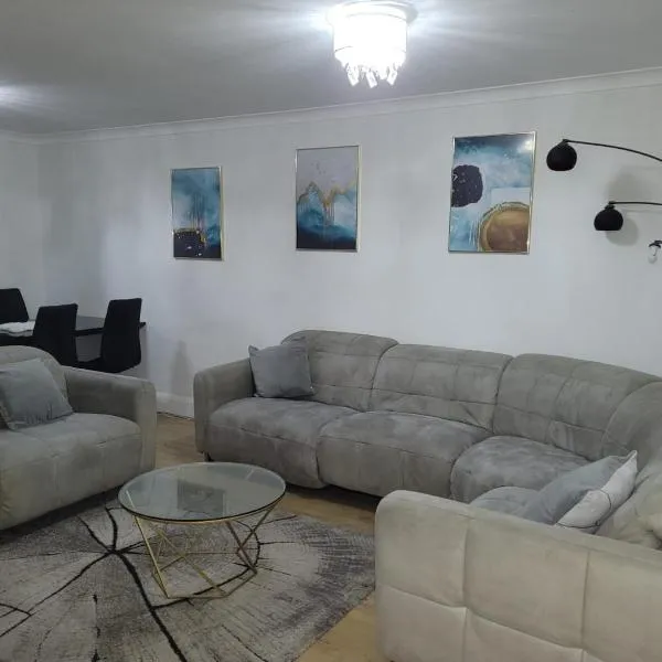 Lovely 3 bedroom house, hotel v destinaci Strood