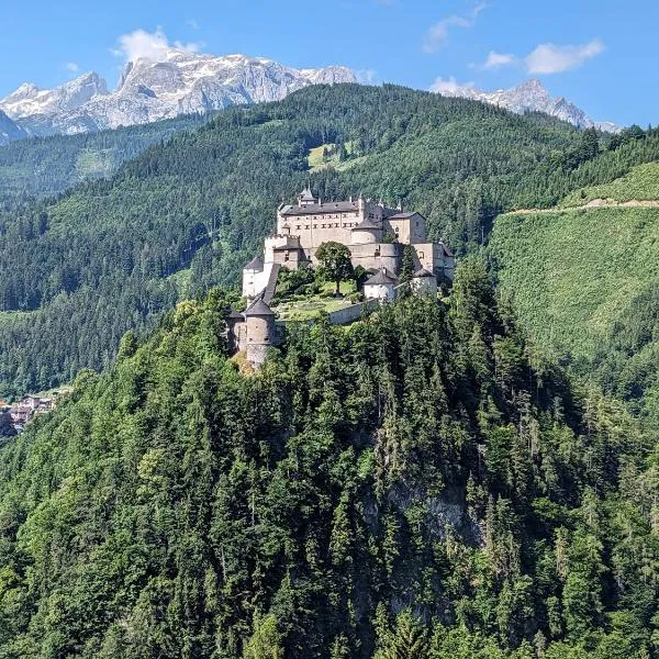 Haus Biechl mit Blick auf die Burg Hohenwerfen, hotel v destinaci Pfarrwerfen
