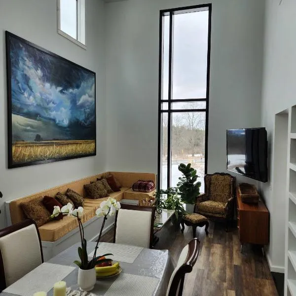 the Sugar Cube, a stunning, spacious, and modern villa with an orchard maze, hotel in Ithaca