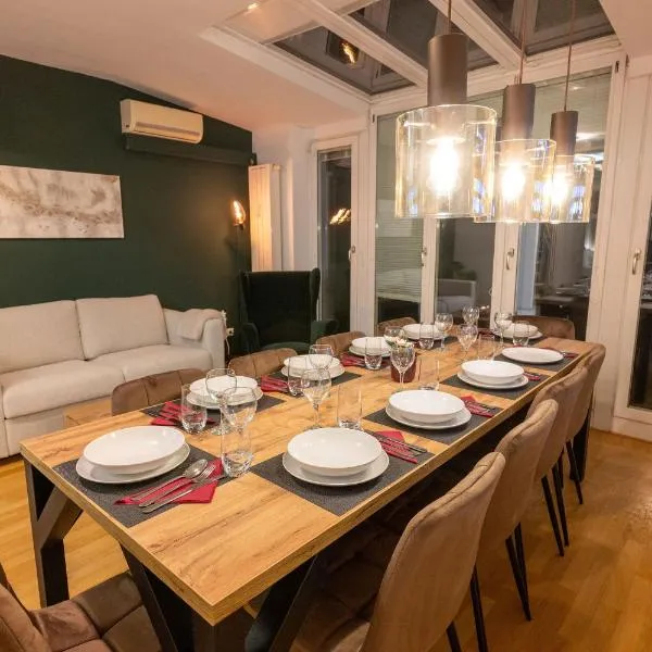 Munich Large Apartment 155 qm and 5 Bedrooms with Roof Terrace in centrally located 1 to 14 Guests, hotel v Mnichově