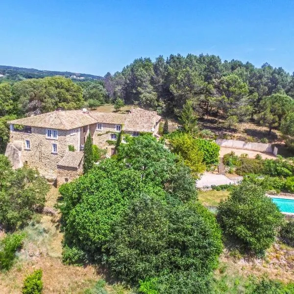 Gîtes in Mas Uzes zwembad en grote tuin, hotel em Tresques