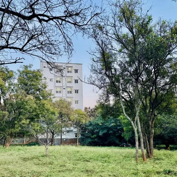 Truelife Whitefield - Premium 1 BHK Apartments - Prime location - Easy access to Main Rd - Metro - ITPL - Fast WiFi - Kitchen - Smart TV - Power backup - Park - Garden views, hotel v destinaci Bengalúr