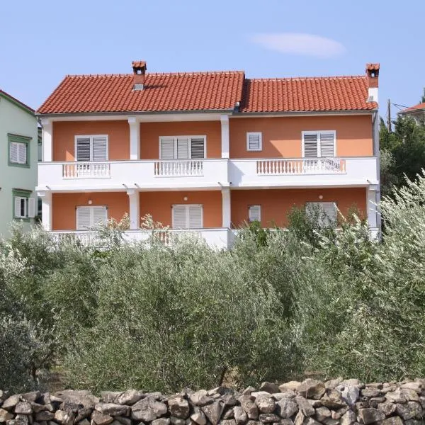 Apartments Sandra, hotel v Rabe