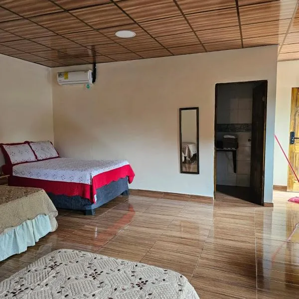 Pleasant Hostal Panama, готель у місті Aserrío