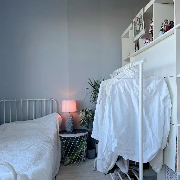 Cozy shared home for female in Stockholm, hôtel à Stockholm