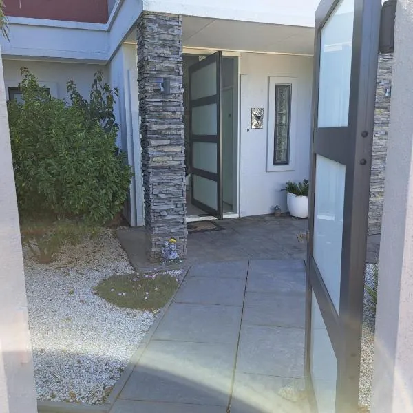 Two rooms with one queen size bed in each room one bathroom for the two rooms, hotel v destinaci Mount Maunganui