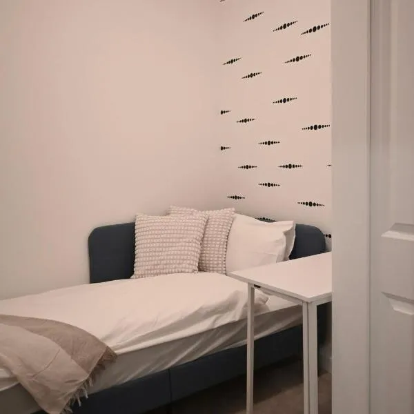 Stylish 2-Bedroom Condo - Premium Comfort, Central Location, khách sạn ở Surrey