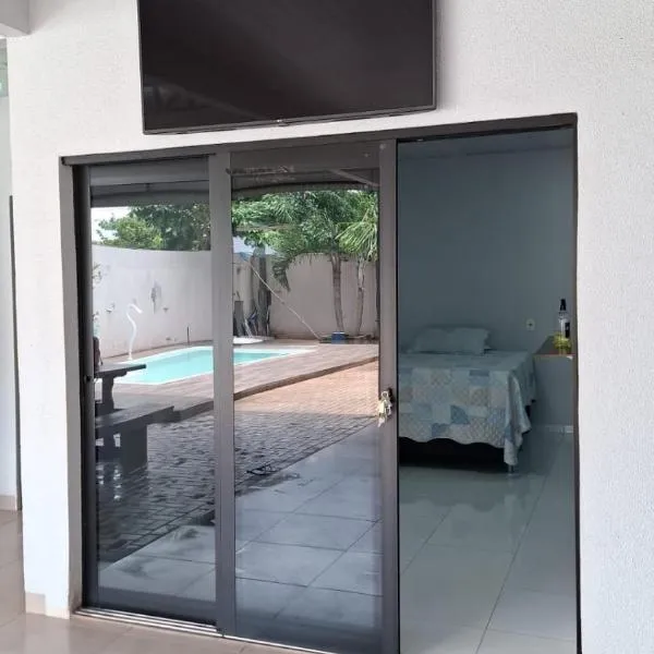 Privacidade com Hidro, piscina em casa, garagem, tudo privativo, 2 banheiros, churrasqueira e pátio amplo exclusivos, insira 3 hóspedes e abrimos 2 quartos com ar, já 5 hóspedes para 3 quartos com ar, hotel in Sorriso