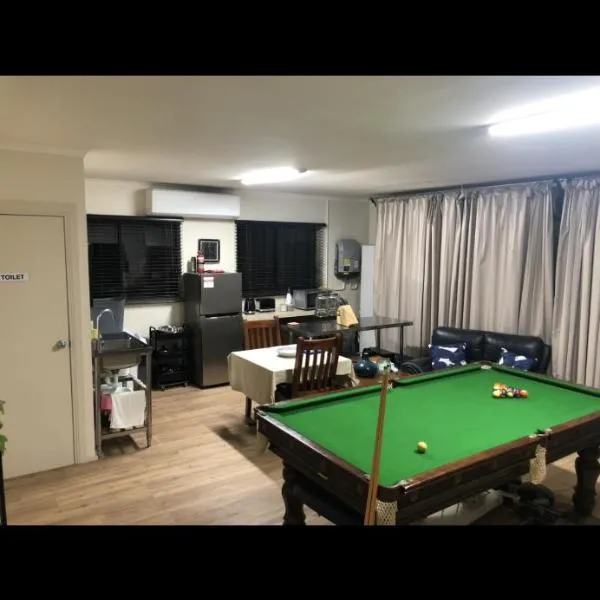 Semi-private half house with games room & jacuzzi in Maiden Gully, Bendigo、ベンディゴのホテル