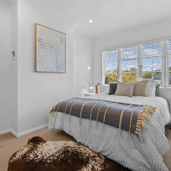 Elegant Hamilton East Home Near Gardens and Cafes, hotel in Hamilton