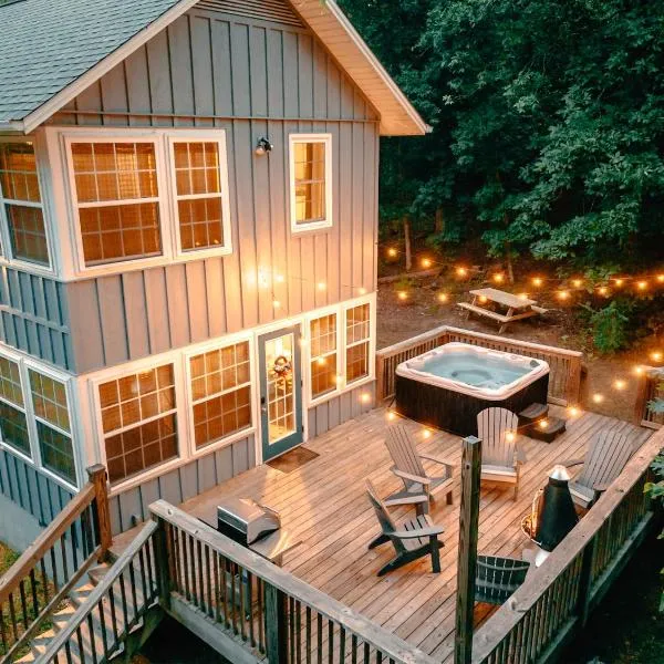 Hygge Blue Chalet - Close to all attractions - XL Hot Tub, khách sạn ở Sevierville
