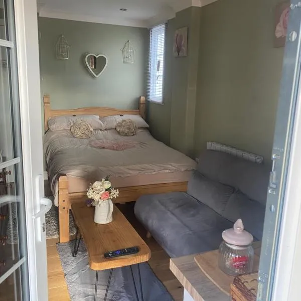 Private en-suite RUTHIN, hotel in Llanfair-Dyffryn-Clwyd