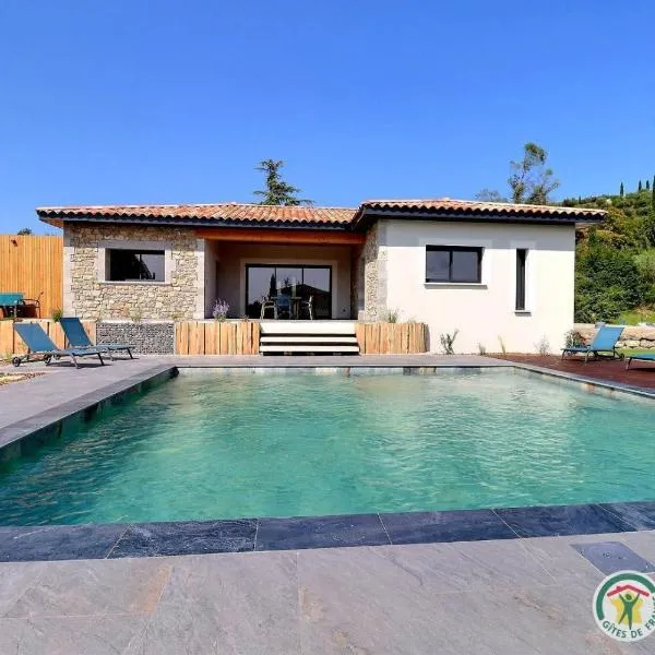 Villa la crozette 4 étoiles, climatisée avec grande piscine, хотел в Руом