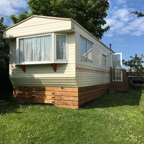 Caravan in Moelfre village, hotel in Moelfre