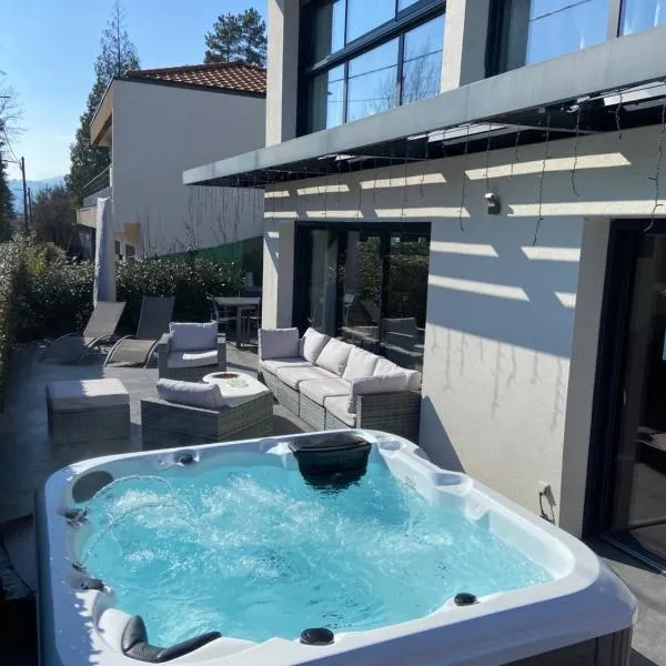 Les Catalons Spa vue lac, готель у місті Севріє