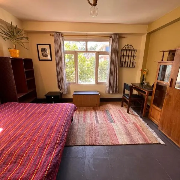 Sunny and quiet stay in Boudha, hotel v destinaci Kathmandu