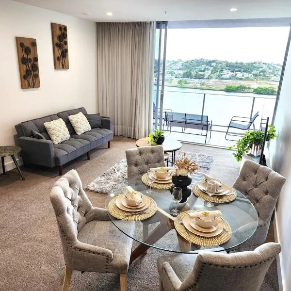 Spacious River View Escape with Free Secure Park - 2BR, 2BA and Sofa Bed, hotel en Brisbane