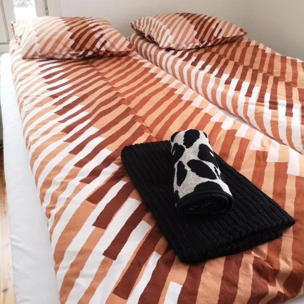 Idyllinen mökki ja pihasauna jokirannassa - sisältää liinavaatteet ja loppusiivouksen, khách sạn ở Kalajoki