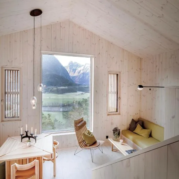 The Crux Nordic Design Mountain Cabin, hotel in Åndalsnes