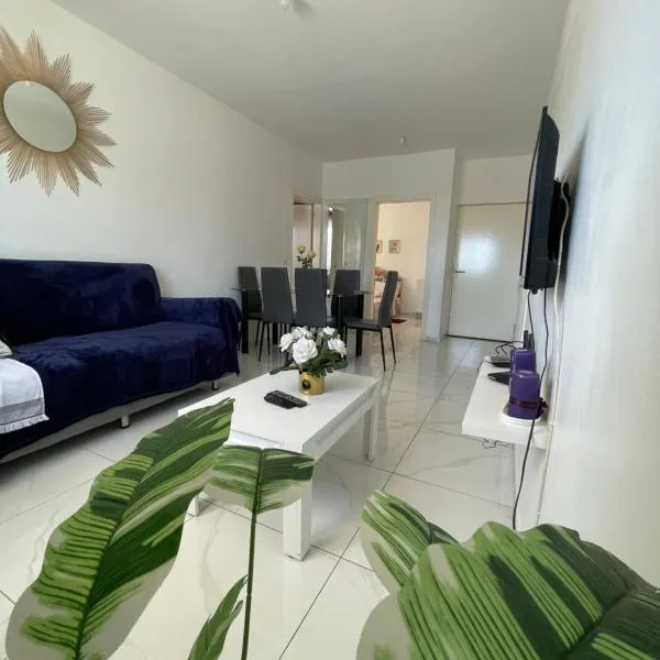 house of happiness, hotel v destinaci Praia