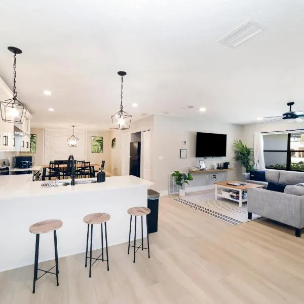 New 6min to 3 Sister Springs, Spacious, Fun with Game Room, hotel di Crystal River