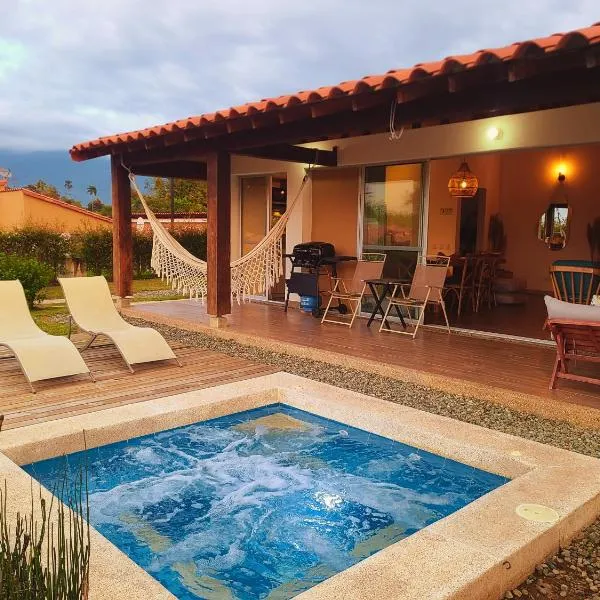 Casa Campestre en zona exclusiva con Jacuzzi, a 10 min del aeropuerto, 20 min parque del café, WiFi, parqueadero privado, vigilancia 24 hrs y amplias zonas sociales, ξενοδοχείο σε Armenia