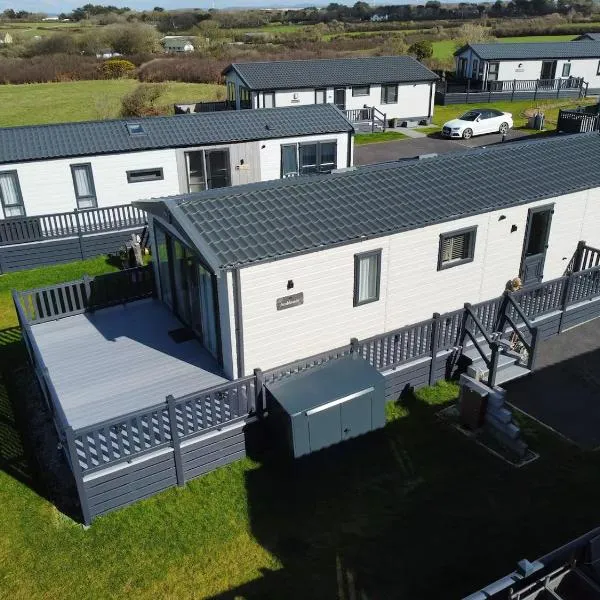 Stunning Lodge with sea and country views, sleeps 6、ニューキーのホテル