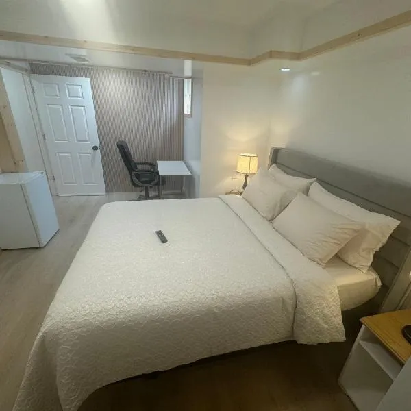 Private Entrance, private Bathroom, Bedroom and workspace, hotel v destinaci Stittsville