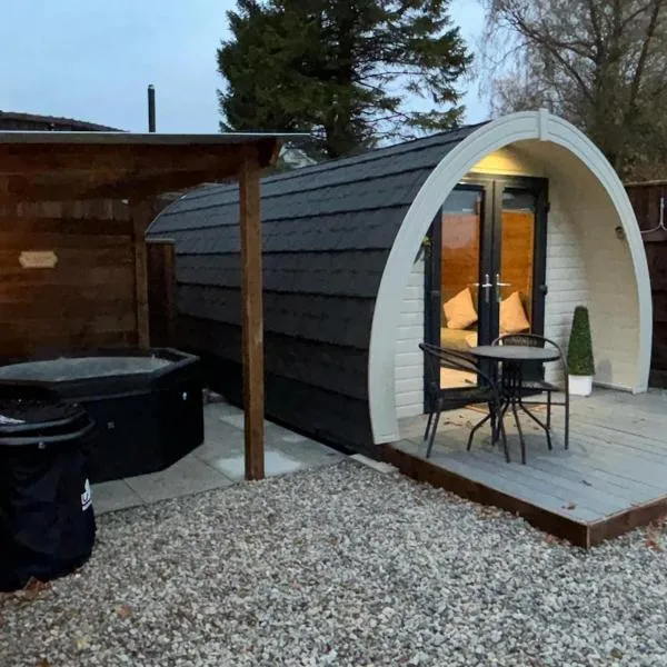 Cozy Haven Glamping Pod 1With Hot Tub & Cold Shower, hotel en Naas