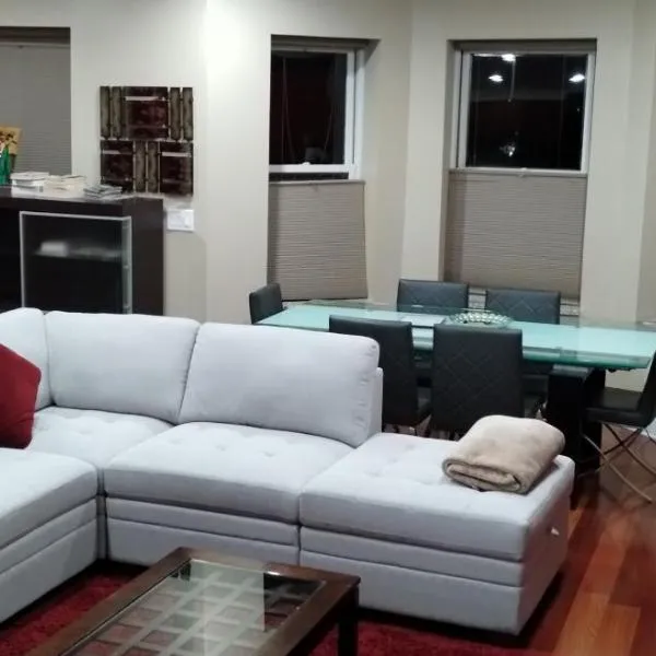 Large 2Level 3BR, 3BA Condo with free parking near Downtown Washington DC, hotel a Washington
