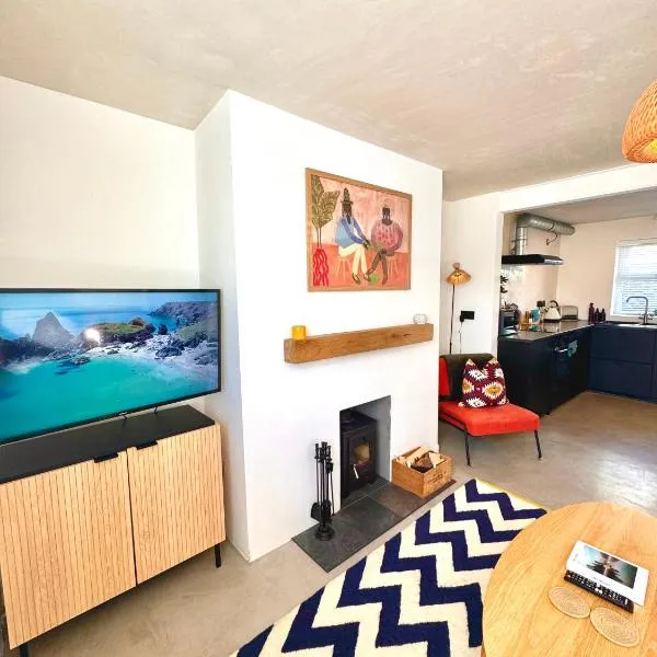 Palms 1 - Wood burner, 5 min walk to beach+parking, hotel in Newquay