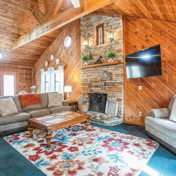 Spacious Gatlinburg Cabin Home Hot Tub King Beds Game Room, hotel in Gatlinburg