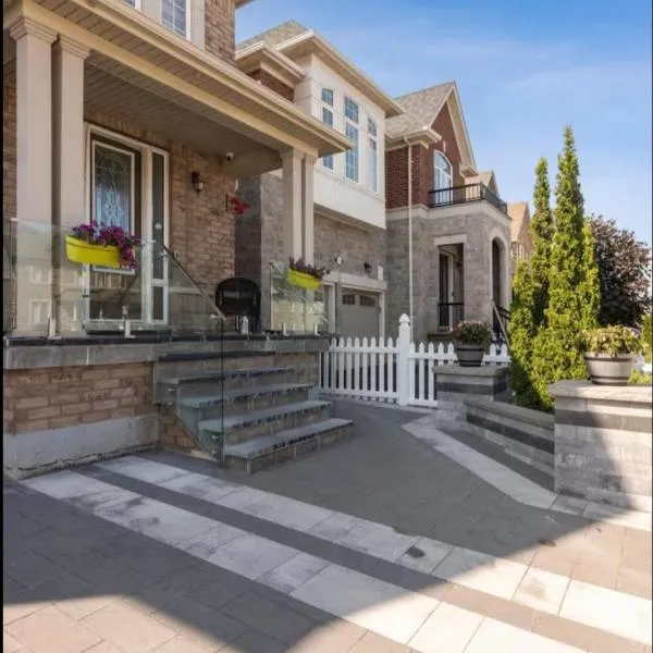 Comfortable & Cozy 2BR Hideaway Basement Appartment, hotel v destinaci Brampton