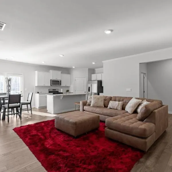 Elegant Townhouse Retreat Near Mall Of Georgia, hotel v destinaci Buford