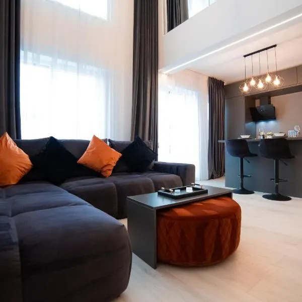 2 Level 1 Bedroom Lux Apartment with Balcony 75 Inch TV and Sofa Bed near Promenada Mall with High Ceilings Kitchen Washer and Work Space, ξενοδοχείο στο Βουκουρέστι