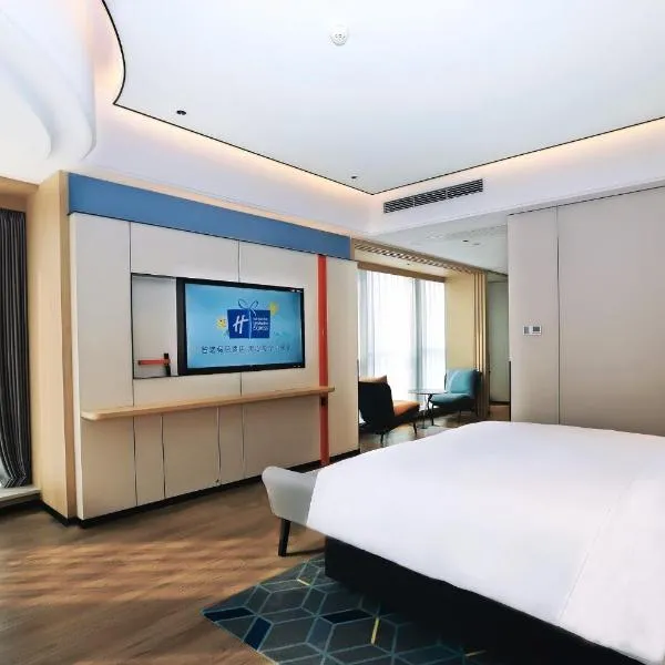 Holiday Inn Express Qingdao Northern West Coast by IHG, hotel v destinaci Čching-tao