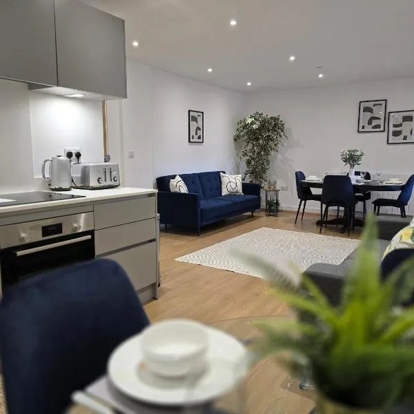 Snuggle Inn Serviced Apartments, Great choice for large groups, Contractors, Business Executives and Family Vacations in the stunning valley of Surrey Hills, secure Private Parking, Offering Easy Train Access to London, Gatwick airport, M25、Warlinghamのホテル