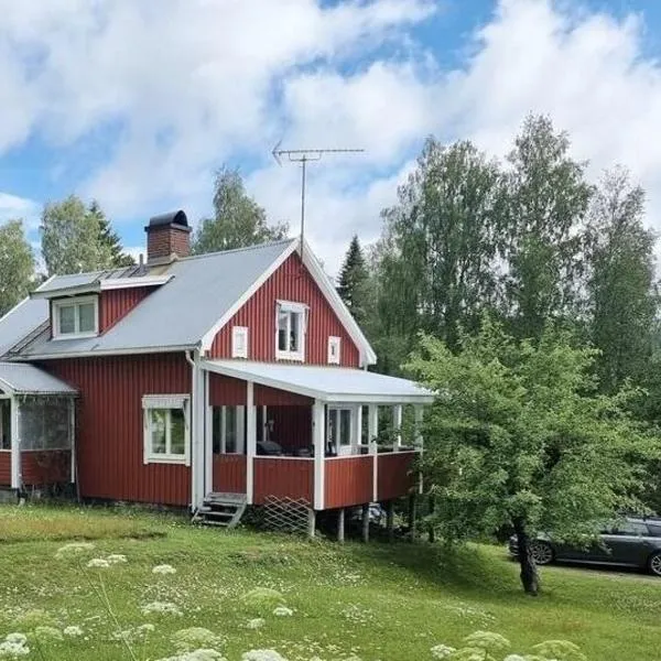 Charming Family-Friendly Villa, hotel in Lesjöfors