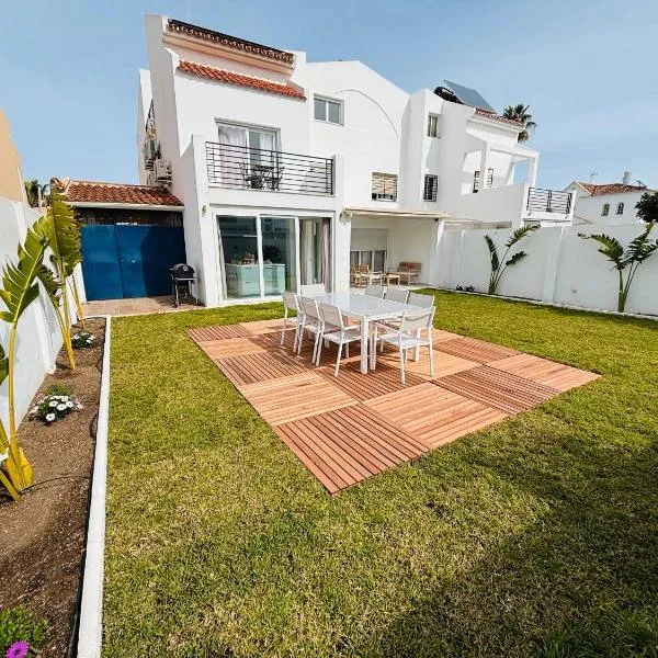 Luxurious And Modern Family Home, hotel v Malaze
